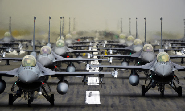 Перші українські пілоти завершили у Великій Британії базову підготовку для польотів на F-16